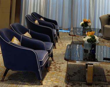 <strong>售楼部黄古铜不锈钢桌椅</strong>