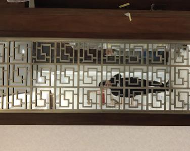 <strong>回形纹青古铜不锈钢屏风</strong>