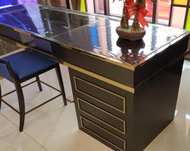 <strong>镶边钛金不锈钢办公桌</strong>